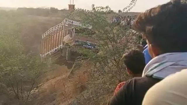 इटावा में भीषण सड़क हादसे में 11 की मौत, 41 घायल, सीएम योगी ने जताया शोक इटावा में भीषण सड़क हादसे में 11 की मौत, 41 घायल, सीएम योगी ने जताया शोक