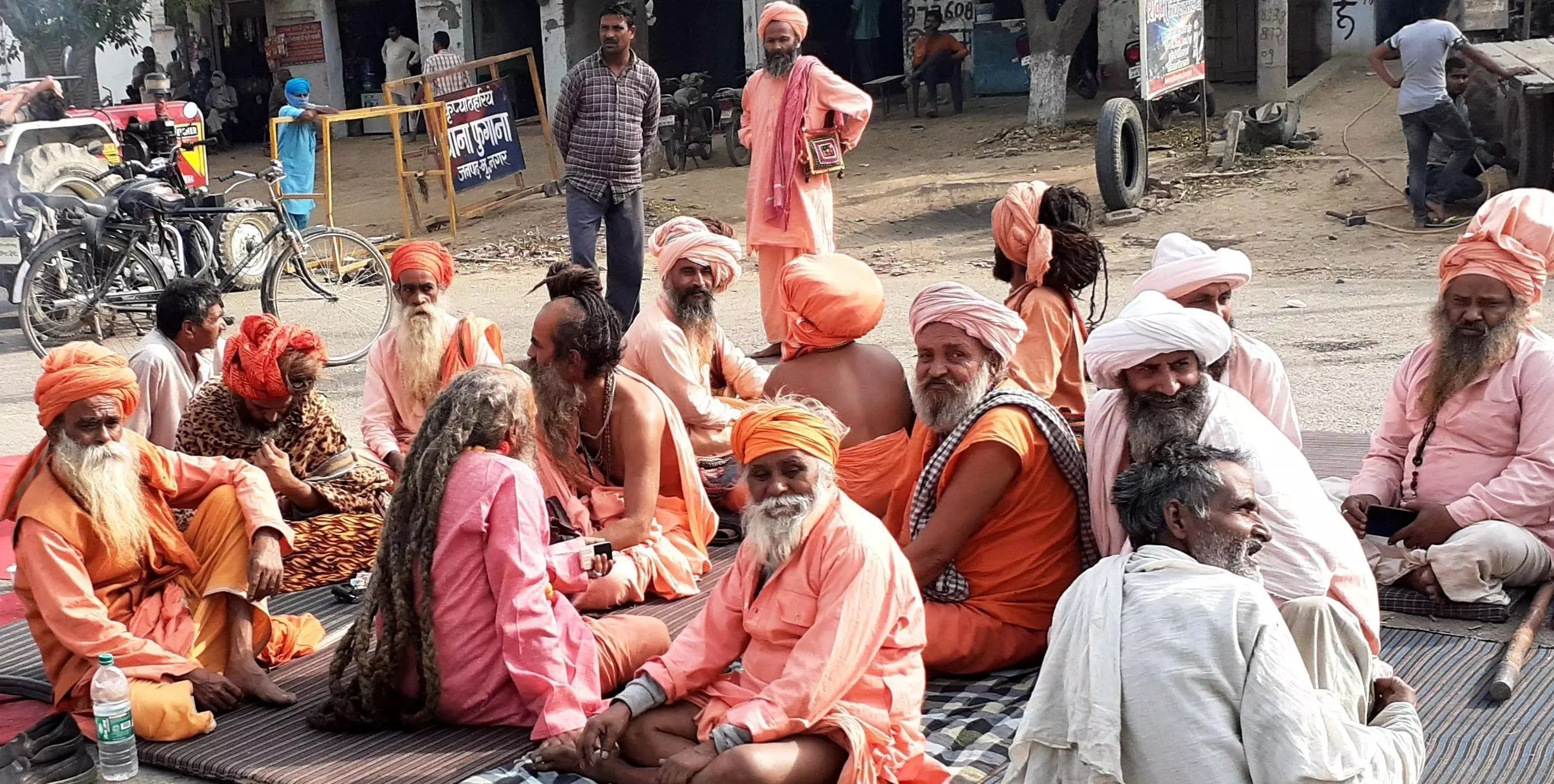 9 दिन से लापता साधु का नहीं लगा सुराग रोड जाम कर 9 दिनों से धरने पर है बैठे