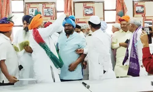 जब राकेश टिकैत ने अपने हाथों से बस्तर के किसान आईफा के राष्ट्रीय संयोजक डॉ राजाराम त्रिपाठी को पगड़ी पहनाई