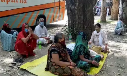 कुंभ मेले पर पड़ी कोविड 19 की काली छाया , यूपी उत्तराखंड के बॉर्डर पर रोके गए श्रद्धालु कुंभ मेले पर पड़ी कोविड 19 की काली छाया , यूपी उत्तराखंड के बॉर्डर पर रोके गए श्रद्धालु