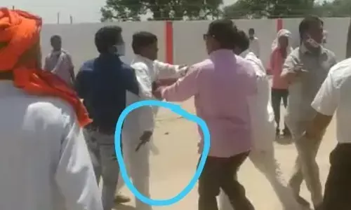 यूपी के लखीमपुर खीरी में विधायक के ऊपर निकाली पिस्टल, देखिये वीडियो यूपी के लखीमपुर खीरी में विधायक के ऊपर निकाली पिस्टल, देखिये वीडियो