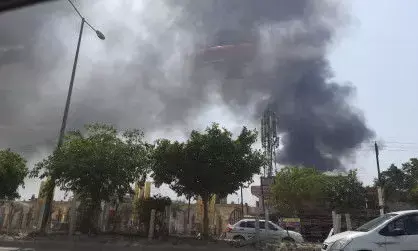 नोएडा: बहलोलपुर गांव में स्थित झुग्गियों में लगी भीषण आग, दो बच्चों की मौत