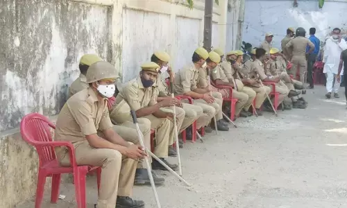 हाईटेंशन तार मे फंसकर झुलस गया नाबालिग का अपहर्ता, पुलिस से घिर जाने पर छत से कूदा , मौत