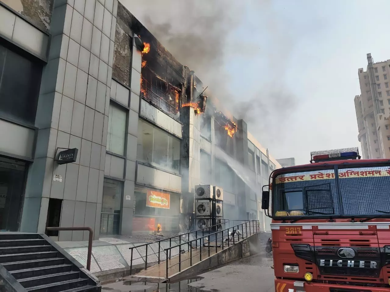 गाजियाबाद के इंदिरापुरम स्थित जयपुरिया मॉल के सेकंड फ्लोर पर लगी आग