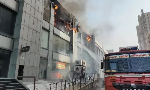 गाजियाबाद के इंदिरापुरम स्थित जयपुरिया मॉल के सेकंड फ्लोर पर लगी आग