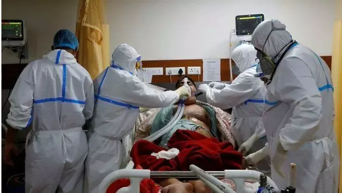 वाराणसी समेत सूबे की राजधानी में ऑक्सीजन की कमी से दम तोड़ रहे लोग, स्थिति नाजुक