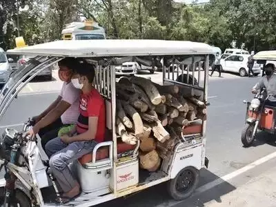 कोरोना से कराह रहा लखनऊ, यूपी के कई IAS अफसर भी कोरोना पॉजिटिव, श्मशान पर बदइंतजामी, परिजन खुद ला रहे लकड़ी