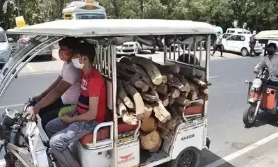 कोरोना से कराह रहा लखनऊ, यूपी के कई IAS अफसर भी कोरोना पॉजिटिव, श्मशान पर बदइंतजामी, परिजन खुद ला रहे लकड़ी कोरोना से कराह रहा लखनऊ, यूपी के कई IAS अफसर भी कोरोना पॉजिटिव, श्मशान पर बदइंतजामी, परिजन खुद ला रहे लकड़ी