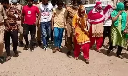 नोएडा के कासना में पुलिस की दो होटलों में रेड, 5 कस्टमर, 4 युवतियां गिरफ्तार नोएडा के कासना में पुलिस की दो होटलों में रेड, 5 कस्टमर, 4 युवतियां गिरफ्तार