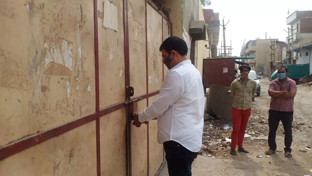 लोनी विधायक नंदकिशोर ने सरकारी खरीद केंद्र की खोली पोल, डाला ताला लोनी विधायक नंदकिशोर ने सरकारी खरीद केंद्र की खोली पोल, डाला ताला