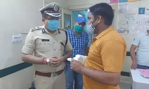 आईजी रमित शर्मा ने लिए घायल एसओ के हाल, सरकारी आवास में लगी आग दुधमुंहे बेटा व पत्नी समेत शेरगढ़ एसओ झुलसे आईजी रमित शर्मा ने लिए घायल एसओ के हाल, सरकारी आवास में लगी आग दुधमुंहे बेटा व पत्नी समेत शेरगढ़ एसओ झुलसे