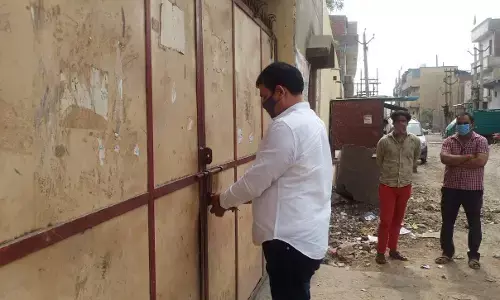 लोनी विधायक नंदकिशोर ने सरकारी खरीद केंद्र की खोली पोल, डाला ताला