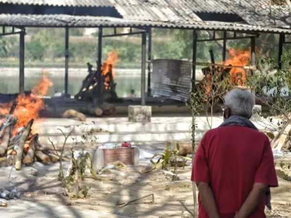 कोरोना कहर के साथ ही मर गई मानवता ,अंतिम संस्कार पर महंगाई की मार कोरोना कहर के साथ ही मर गई मानवता ,अंतिम संस्कार पर महंगाई की मार