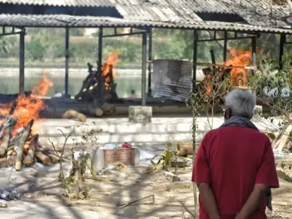 कोरोना कहर के साथ ही मर गई मानवता ,अंतिम संस्कार पर महंगाई की मार