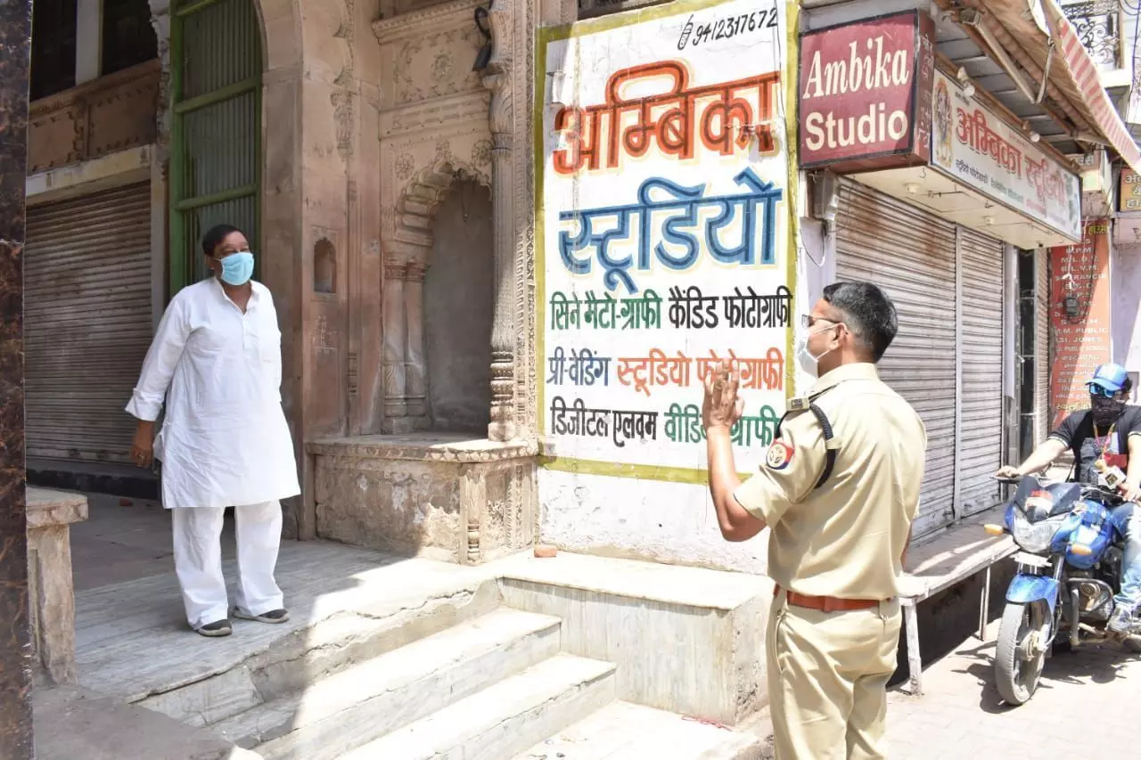 आईपीएस विनीत जायसवाल लॉकडाउन की हकीकत जानने के लिए सडक पर उतरे, लोंगों से ली जानकारी आईपीएस विनीत जायसवाल लॉकडाउन की हकीकत जानने के लिए सडक पर उतरे, लोंगों से ली जानकारी