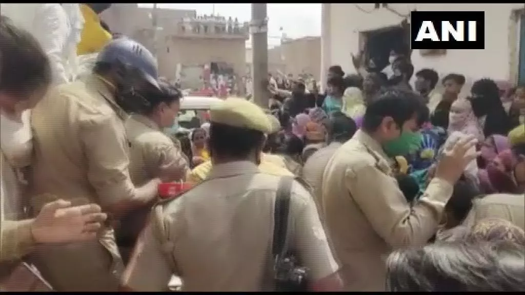 गाजियाबाद में पुलिस और गांव के लोगों के बीच झड़प, पुलिस ने बंधक महिलाएं अपने कब्जे में ली