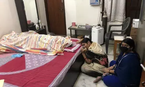 लखनऊ बन गया है लाशनऊ, धर्म का नशा बेचने वाले लोगों को मरता छोड़ गए