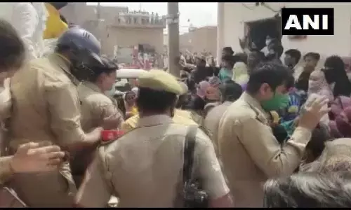 गाजियाबाद में पुलिस और गांव के लोगों के बीच झड़प, पुलिस ने बंधक महिलाएं अपने कब्जे में ली