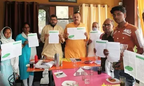किसान जनजागरण के लिये गांव -घर कोर्ट ,कचहरी में पर्चा बाँट कर बता रहे किसान बिल की खामियां किसान जनजागरण के लिये गांव -घर कोर्ट ,कचहरी में पर्चा बाँट कर बता रहे किसान बिल की खामियां