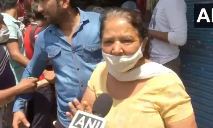 पैग मारने वालों को नहीं होगा कोरोना, लॉकडाउन के बाद शराब की दूकान पर पहुंची महिला ने किया बड़ा खुलासा