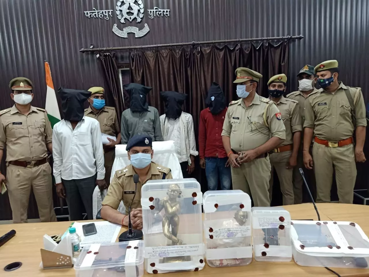 अष्टधातु की बेशकीमती मूर्तियां पुलिस के प्रयास से बरामद अष्टधातु की बेशकीमती मूर्तियां पुलिस के प्रयास से बरामद