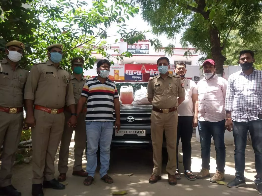 शराब माफिया मिलावटी शराब के साथ गिरफ्तार शराब माफिया मिलावटी शराब के साथ गिरफ्तार
