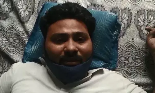 नोएडा: दो गाड़ियों में सवार होकर आए पुलिसकर्मियों ने परिवार के साथ मारपीट कर युवक तीसरी मंजिल से नीचे फेंका नोएडा: दो गाड़ियों में सवार होकर आए पुलिसकर्मियों ने परिवार के साथ मारपीट कर युवक तीसरी मंजिल से नीचे फेंका