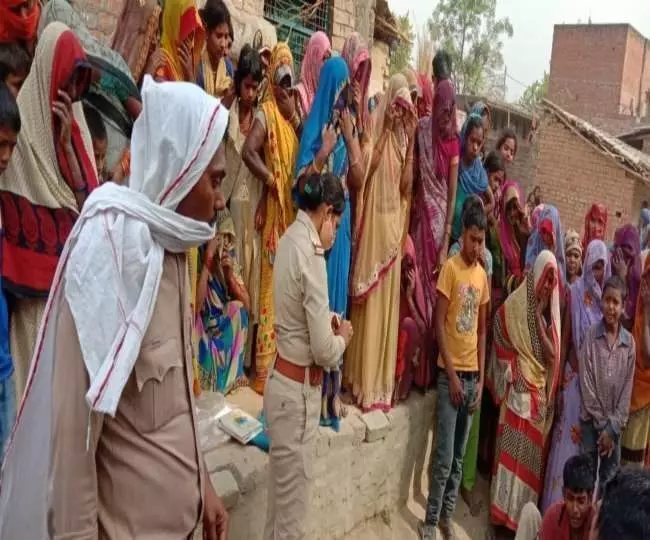 संदिग्ध परिस्थितियों में युवक की फंदे से लटकती मिली लाश संदिग्ध परिस्थितियों में युवक की फंदे से लटकती मिली लाश