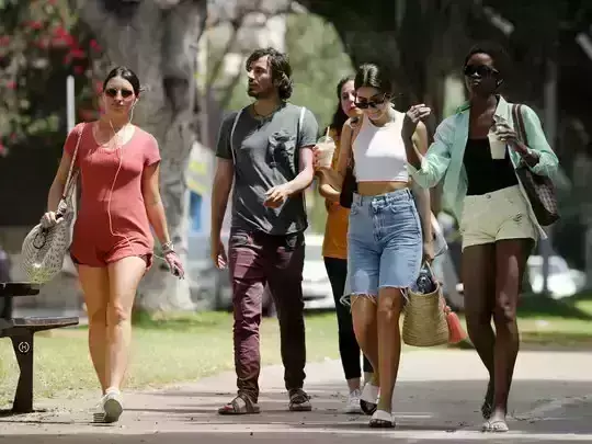 इस देश में हटाई गयी मास्क पर लगी पाबंदियां इस देश में हटाई गयी मास्क पर लगी पाबंदियां