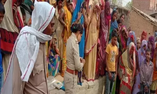 рд╕рдВрджрд┐рдЧреНрдз рдкрд░рд┐рд╕реНрдерд┐рддрд┐рдпреЛрдВ рдореЗрдВ рдпреБрд╡рдХ рдХреА рдлрдВрджреЗ рд╕реЗ рд▓рдЯрдХрддреА рдорд┐рд▓реА рд▓рд╛рд╢ рд╕рдВрджрд┐рдЧреНрдз рдкрд░рд┐рд╕реНрдерд┐рддрд┐рдпреЛрдВ рдореЗрдВ рдпреБрд╡рдХ рдХреА рдлрдВрджреЗ рд╕реЗ рд▓рдЯрдХрддреА рдорд┐рд▓реА рд▓рд╛рд╢