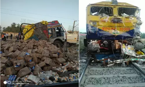 Train accident in Shahjahanpur : ट्रेन की टक्कर से भयंकर हादसा, पांच लोगों की दर्दनाक मौत Train accident in Shahjahanpur : ट्रेन की टक्कर से भयंकर हादसा, पांच लोगों की दर्दनाक मौत