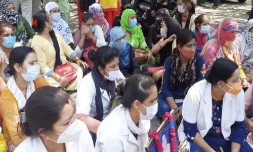 यूपी के मेरठ में 26 प्राथमिक स्वास्थ्य केंद्रों के 200 से ज्यादा संविदा स्वास्थ्यकर्मी हड़ताल पर, मचा इलाके में हड़कंप यूपी के मेरठ में 26 प्राथमिक स्वास्थ्य केंद्रों के 200 से ज्यादा संविदा स्वास्थ्यकर्मी हड़ताल पर, मचा इलाके में हड़कंप