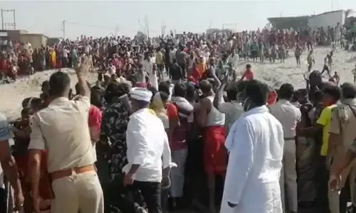 महामारी के दौरान एक और बड़ा हादसा: दानापुर में गंगा नदी में गिरी सवारियों से भरी पिकप वैन, 8 लोगों की मौत महामारी के दौरान एक और बड़ा हादसा: दानापुर में गंगा नदी में गिरी सवारियों से भरी पिकप वैन, 8 लोगों की मौत