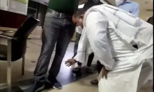 यूपी के मेरठ में मरीजों के परिजन डॉ के पाँव पकड़ मांग रहे है ऑक्सीजन! यूपी के मेरठ में मरीजों के परिजन डॉ के पाँव पकड़ मांग रहे है ऑक्सीजन!