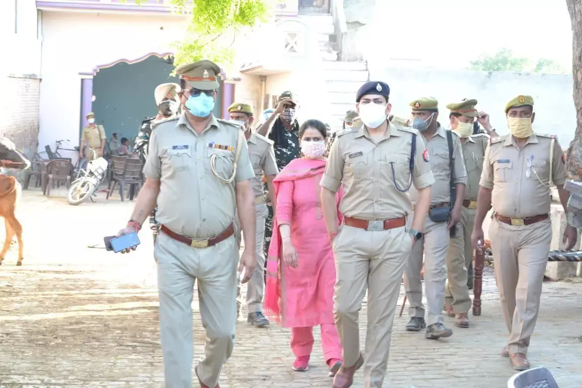 डीएम , एसपी ने कैराना के ग्राम मन्नामाजरा भूरा में अर्धसैन्य बल के साथ किया फ्लैग मार्च, 6 लोग हिरासत में डीएम , एसपी ने कैराना के ग्राम मन्नामाजरा भूरा में अर्धसैन्य बल के साथ किया फ्लैग मार्च, 6 लोग हिरासत में