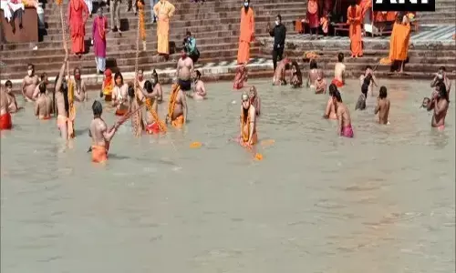 उत्तराखंड: हरिद्वार कुंभ मेले के अंतिम शाही स्नान में श्रद्धालुओं ने डुबकी लगाई