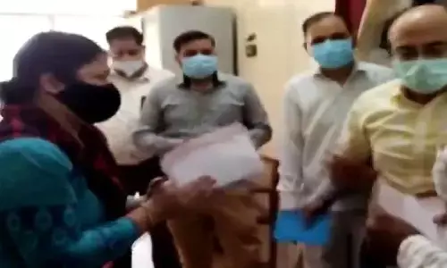 Noida: CMO के पांव छूकर रेमडेसिविर मांगने वाली मां को नहीं मिला इंजेक्शन, जवान बेटे की मौत; VIDEO हुआ था VIRAL