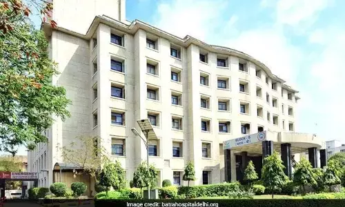 दिल्ली के बत्रा अस्पताल में ऑक्सीजन की कमी के बाद डॉ समेत 8 कोरोना मरीज़ों की मौत दिल्ली के बत्रा अस्पताल में ऑक्सीजन की कमी के बाद डॉ समेत 8 कोरोना मरीज़ों की मौत