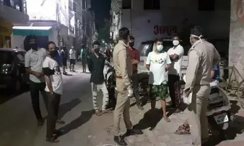 लखनऊ में होम आइसोलेशन में बाप-बेटे की मौत, तड़पती मिली मां, 4 दिन बाद दरवाजा तोड़कर निकाला