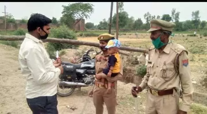 माँ के साथ 11 माह के बच्चे ने की चुनाव में ड्यूटी माँ के साथ 11 माह के बच्चे ने की चुनाव में ड्यूटी