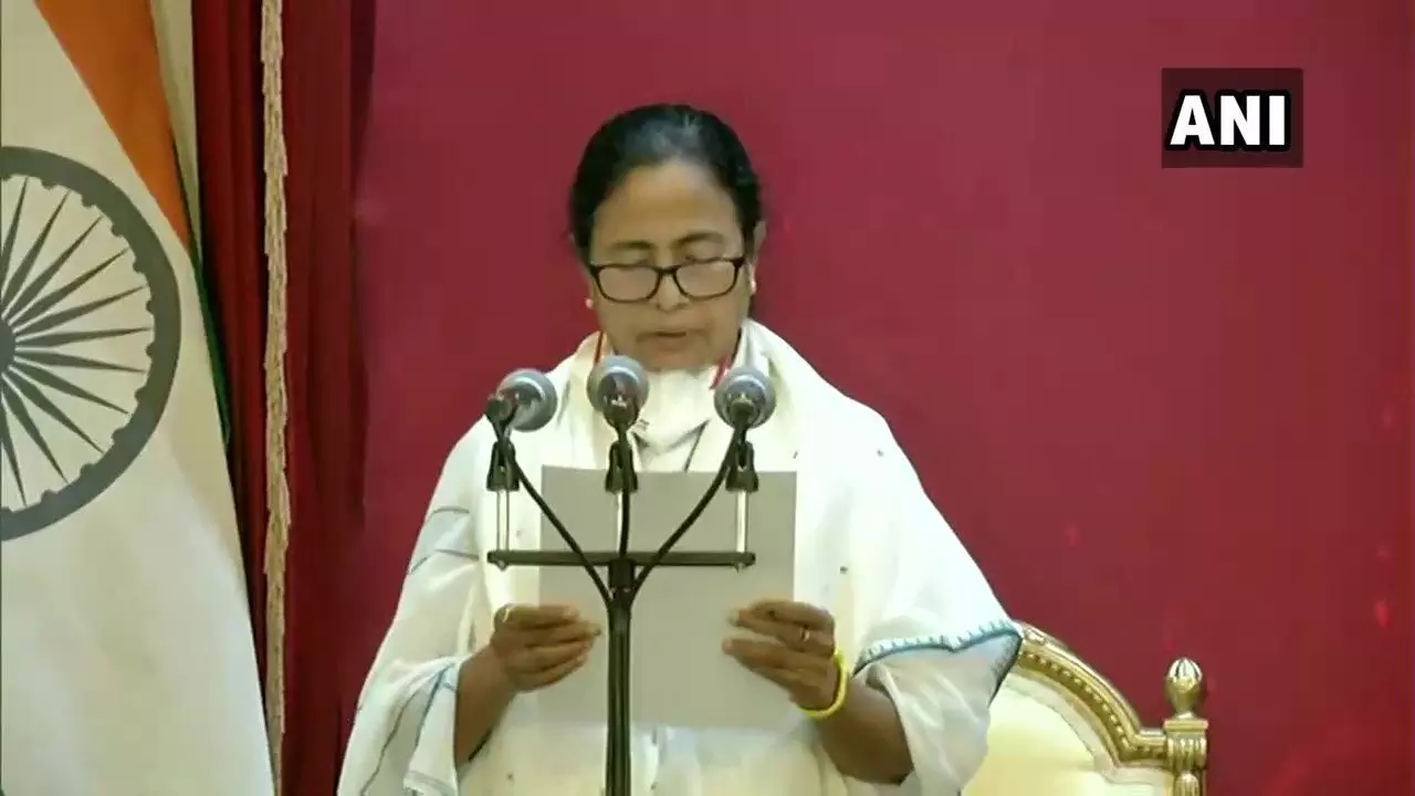 तीसरी बार पश्चिम बंगाल की सीएम बनीं ममता बनर्जी, कहा- कोविड मेरी पहली प्राथमिकता, हिंसा पर सख्ती से निपटूंगी तीसरी बार पश्चिम बंगाल की सीएम बनीं ममता बनर्जी, कहा- कोविड मेरी पहली प्राथमिकता, हिंसा पर सख्ती से निपटूंगी