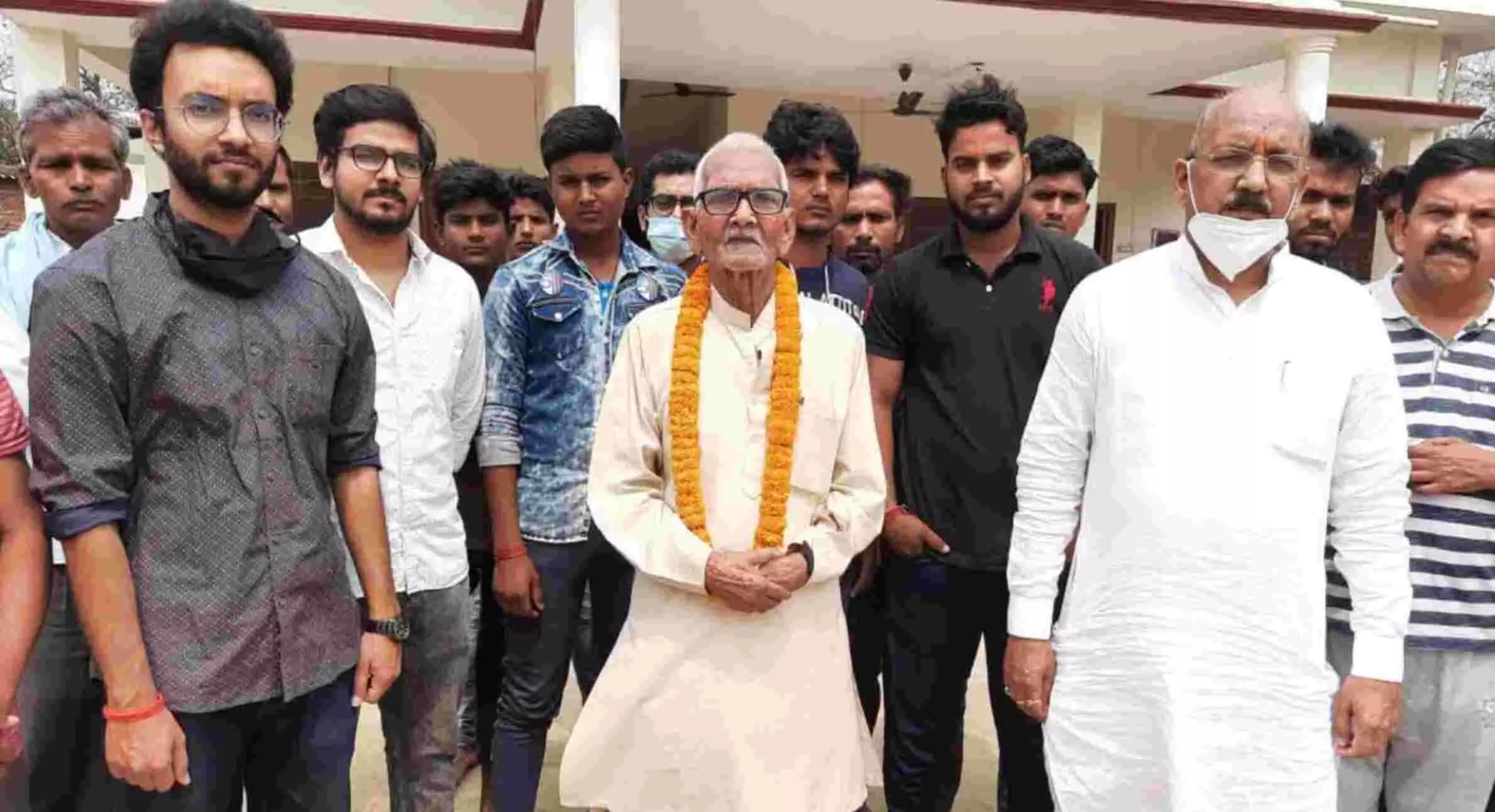 यूपी में अनूठी मिसाल : पिता ग्राम प्रधान बने, बेटे ने गांव के विकास के लिए दिए 1 करोड़ रुपये यूपी में अनूठी मिसाल : पिता ग्राम प्रधान बने, बेटे ने गांव के विकास के लिए दिए 1 करोड़ रुपये