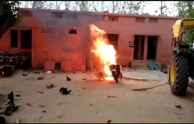 गोरखपुर में मतगणना में हेराफेरी का आरोप लगा उपद्रवियों ने फूंकी पुलिस चौकी, पुलिसकर्मियों ने भागकर बचाई जान! गोरखपुर में मतगणना में हेराफेरी का आरोप लगा उपद्रवियों ने फूंकी पुलिस चौकी, पुलिसकर्मियों ने भागकर बचाई जान!