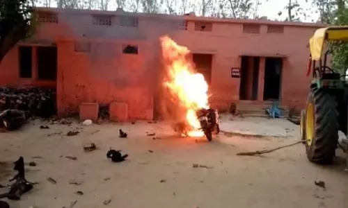 गोरखपुर में मतगणना में हेराफेरी का आरोप लगा उपद्रवियों ने फूंकी पुलिस चौकी, पुलिसकर्मियों ने भागकर बचाई जान! गोरखपुर में मतगणना में हेराफेरी का आरोप लगा उपद्रवियों ने फूंकी पुलिस चौकी, पुलिसकर्मियों ने भागकर बचाई जान!