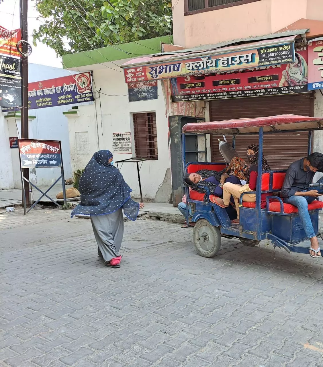 महामारी में ई-रिक्शा में ऑक्सीजन महामारी में ई-रिक्शा में ऑक्सीजन