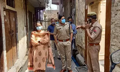 शामली: डीएम एसपी  ने किया कंटेनमेंट जोन का निरीक्षण, कंटेनमेंट जोन पर पूरी निगरानी रखने के निर्देश शामली: डीएम एसपी  ने किया कंटेनमेंट जोन का निरीक्षण, कंटेनमेंट जोन पर पूरी निगरानी रखने के निर्देश