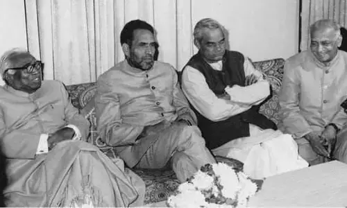 सुषमा की बर्खास्तगी पर देवीलाल से बोले थे चंद्रशेखर, फैसला वापस नहीं हुआ तो आप CM नहीं रह सकते सुषमा की बर्खास्तगी पर देवीलाल से बोले थे चंद्रशेखर, फैसला वापस नहीं हुआ तो आप CM नहीं रह सकते