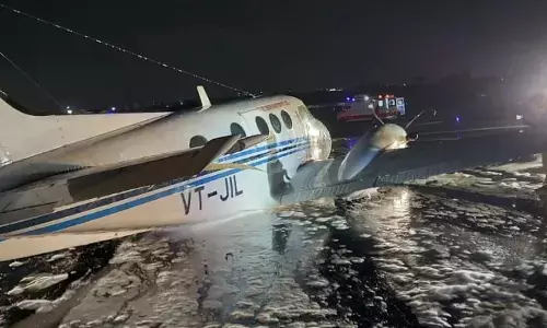 टेक ऑफ करते ही विमान का पहिया हुआ अलग, हैदराबाद जा रही एयर एंबुलेंस की मुंबई में इमरजेंसी बेली लैंडिंग