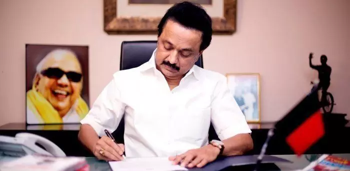CM बनते ही स्टालिन ने लिए ये बड़े फैसले, पिता करुणानिधि की कलम से सरकारी आदेश पर किए हस्ताक्षर CM बनते ही स्टालिन ने लिए ये बड़े फैसले, पिता करुणानिधि की कलम से सरकारी आदेश पर किए हस्ताक्षर