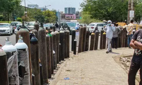 ऑक्सीजन की कमी से लोग मर रहे हैं सरकारें तमाशबीन बनी ऑक्सीजन की कमी से लोग मर रहे हैं सरकारें तमाशबीन बनी